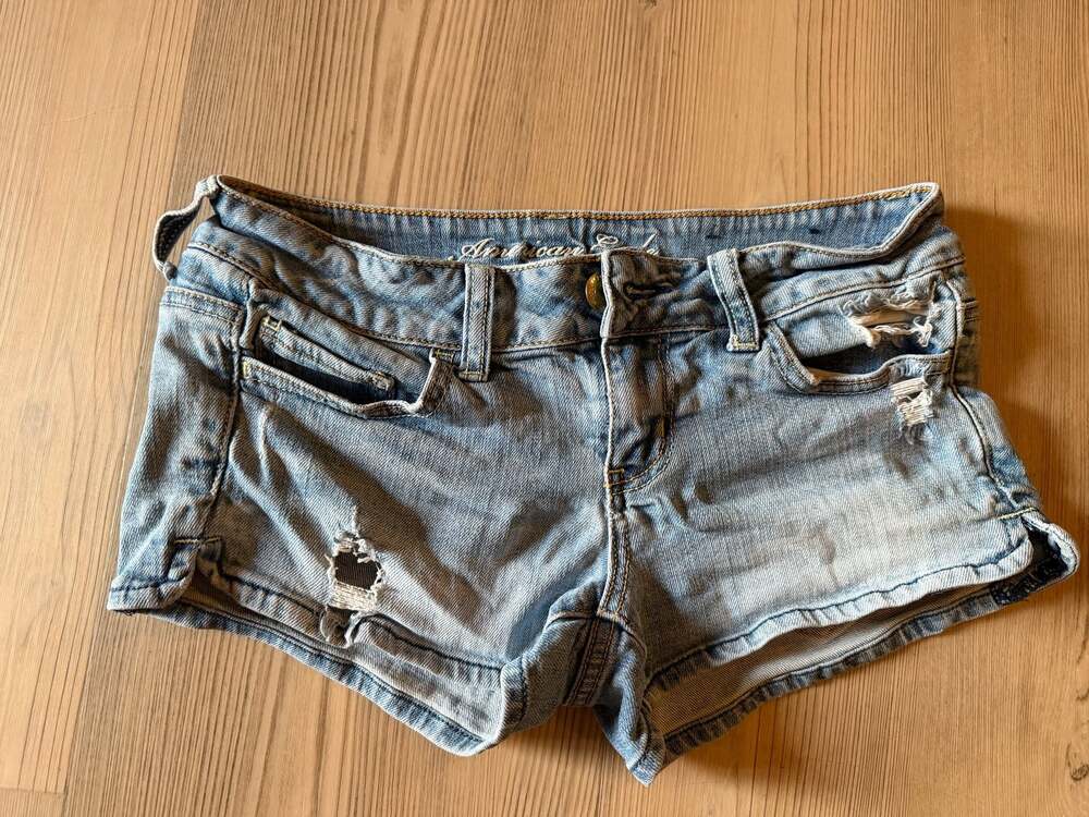 American Eagle Outfitters Women's Low Rise Distressed Denim Shorts Size 2
